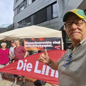 Selfie von unseren engagierten Genoss:innen am Infostand