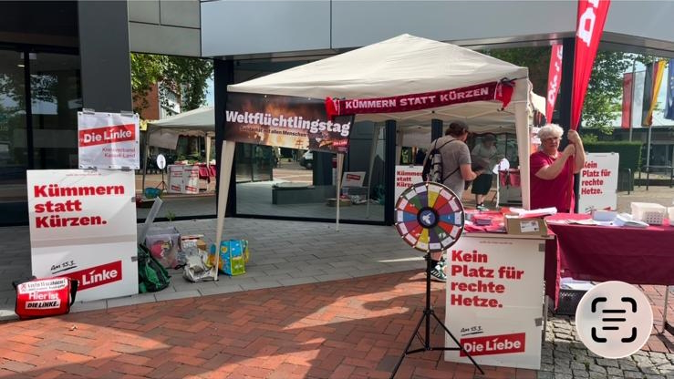 Stand mit Glücksrad, Dekorationen und jeder Menge Info-Material